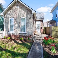 Charming 1800's Tiny Cottage | Walk to Lucas Oil!