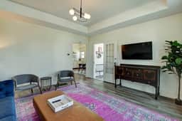 Cute-Downtown Getaway!