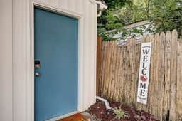 Walkable to Mass Ave and more! Sleeps 2