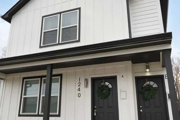 Luxe Downtown Townhome Unit B -Sleeps 6 Brand New Build! - Image 1