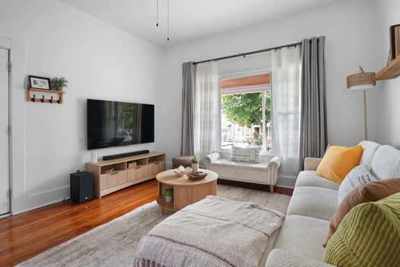 5 min from Lucas Oil, Sleeps 6- Bates Hendricks! - Image 1