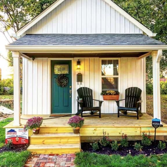 Cottage on Columbia - Image 1