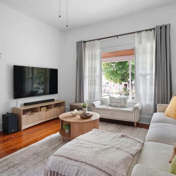 5 min from Lucas Oil, Sleeps 6- Bates Hendricks! - Image 1