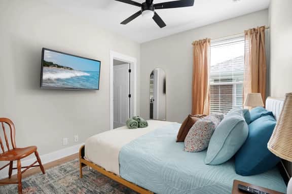 Chic Downtown Franklin Condo-Sleeps 6!