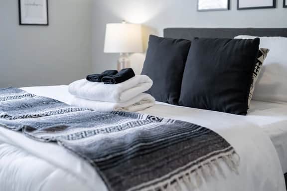 Downtown Indianapolis Gem-sleeps 14!