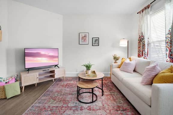 Duplex Sleeps 8, Pet Friendly!