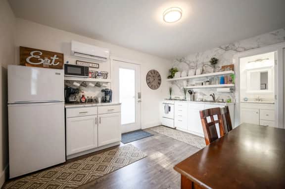 One Bedroom East Street-Close to Lucas Oil!