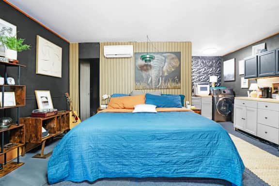 Walkable to Mass Ave and more! Sleeps 2