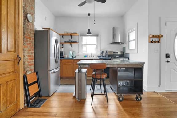 5 min from Lucas Oil, Sleeps 6- Bates Hendricks!
