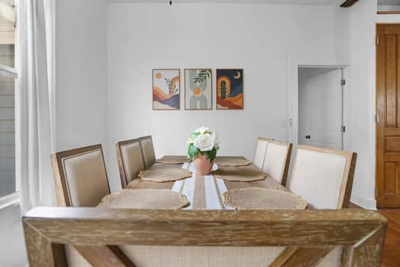 5 min from Lucas Oil, Sleeps 6- Bates Hendricks!