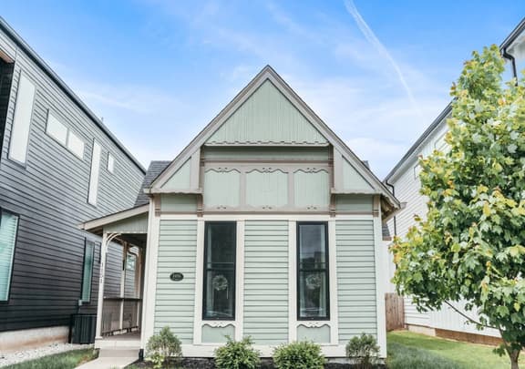 Cute Fountain Square Cottage-sleeps 4